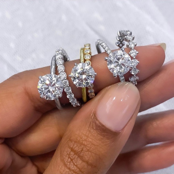 Round solitaire engagement ring 2 carat diamond