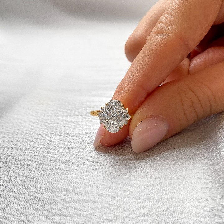 2.5 carat Oval Lab Diamond Seven-Stone Milgrain Ring profile