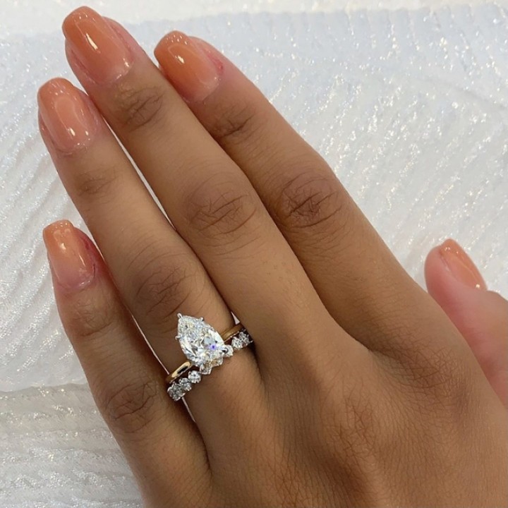 2.50ct Pear Shape Diamond Yellow Gold Solitaire Ring flat