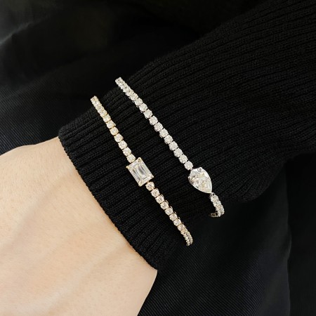 4.45 carat Lab Diamond Tennis Bracelet with Pear Shape Diamond closed